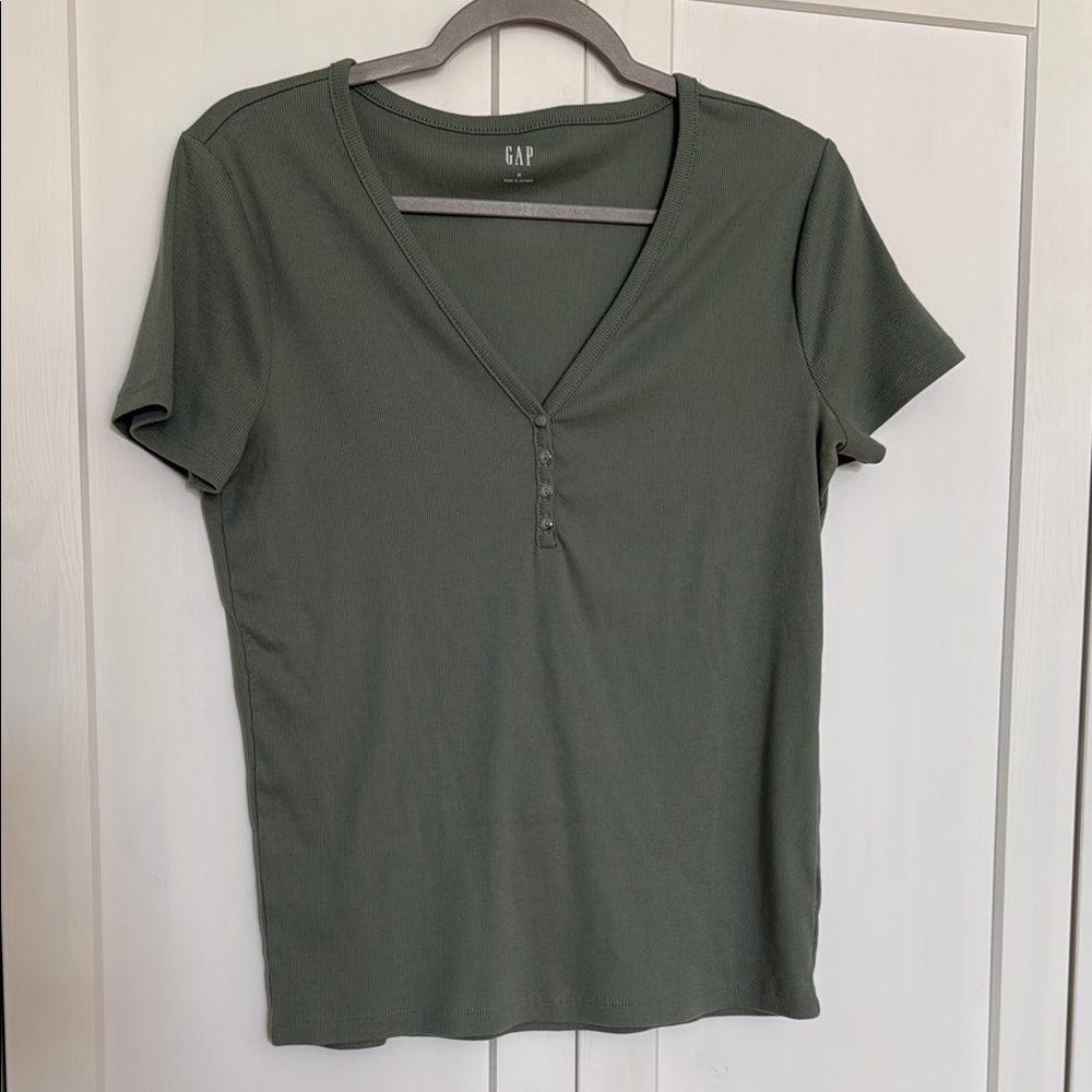 GAP Women's Olive Short Sleeve V-Neck Tee